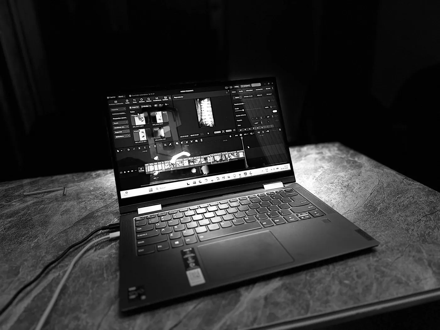 Laptop abierta con un reel dental en edición